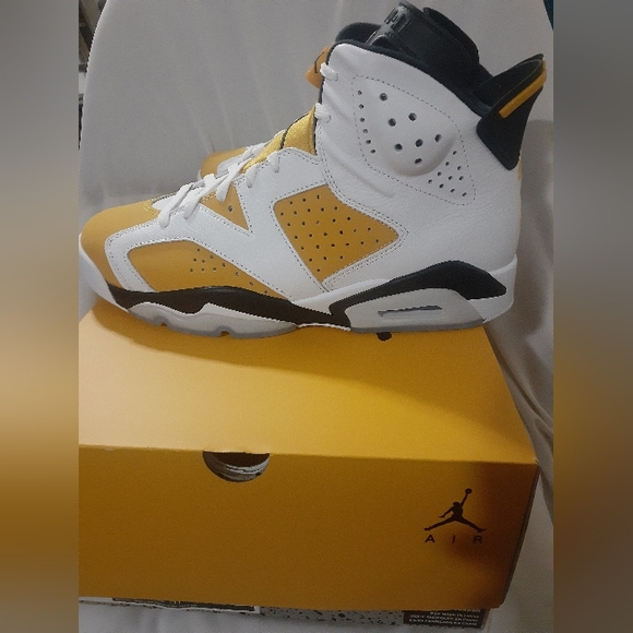 Jordan 6 orche size 9.5 - Picture 2 of 4